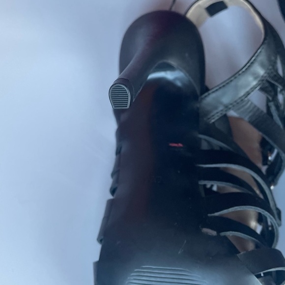 Size 8.5 Guess Sandal Shoes - Picture 3 of 6